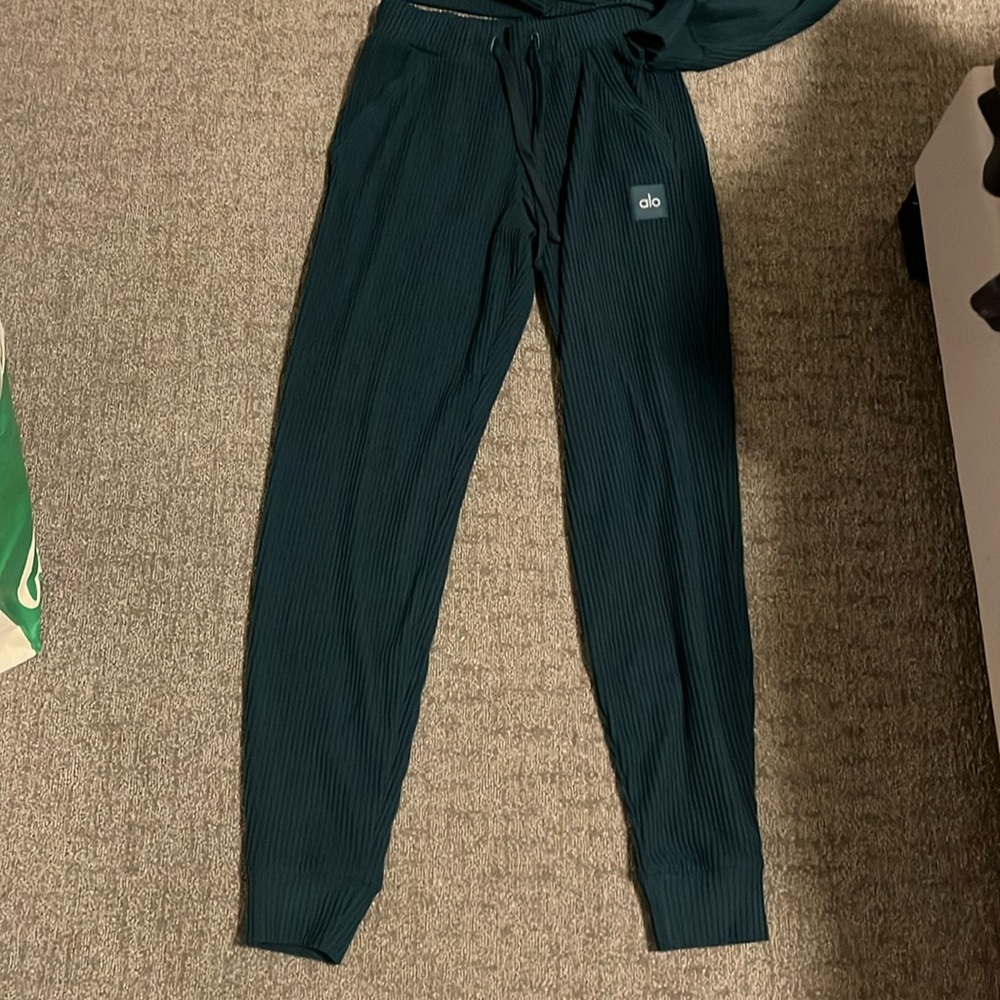 Alo Muse Yoga Pants in Midnight Green